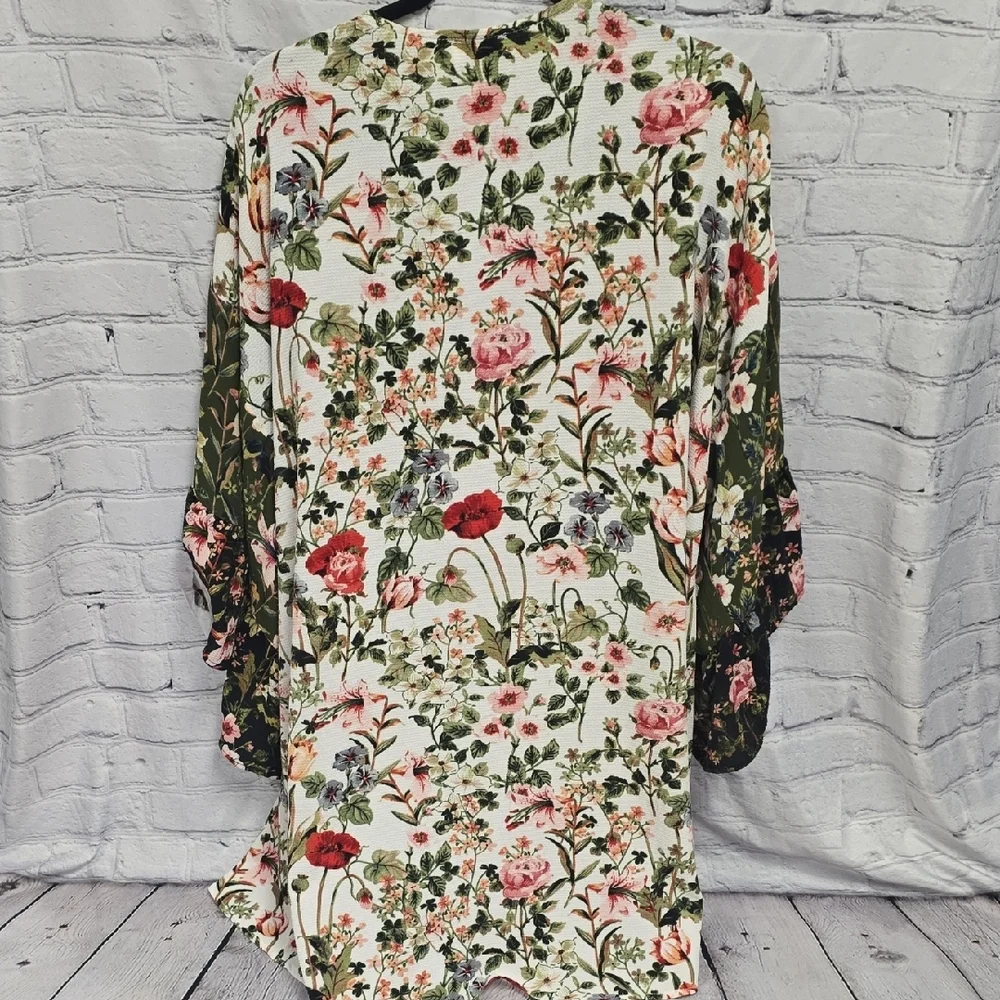 Umgee Sz M/L Kimono with Navy, Pink, Cream, and Green Floral Accents - Picture 6 of 12